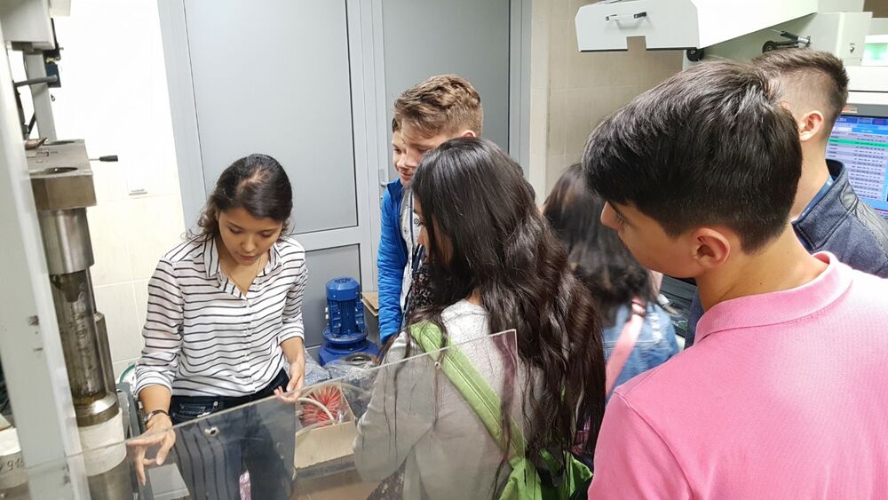 На фотографии обучающиеся Инженерной школы НИТУ МИСИС на занятиях в лаборатории