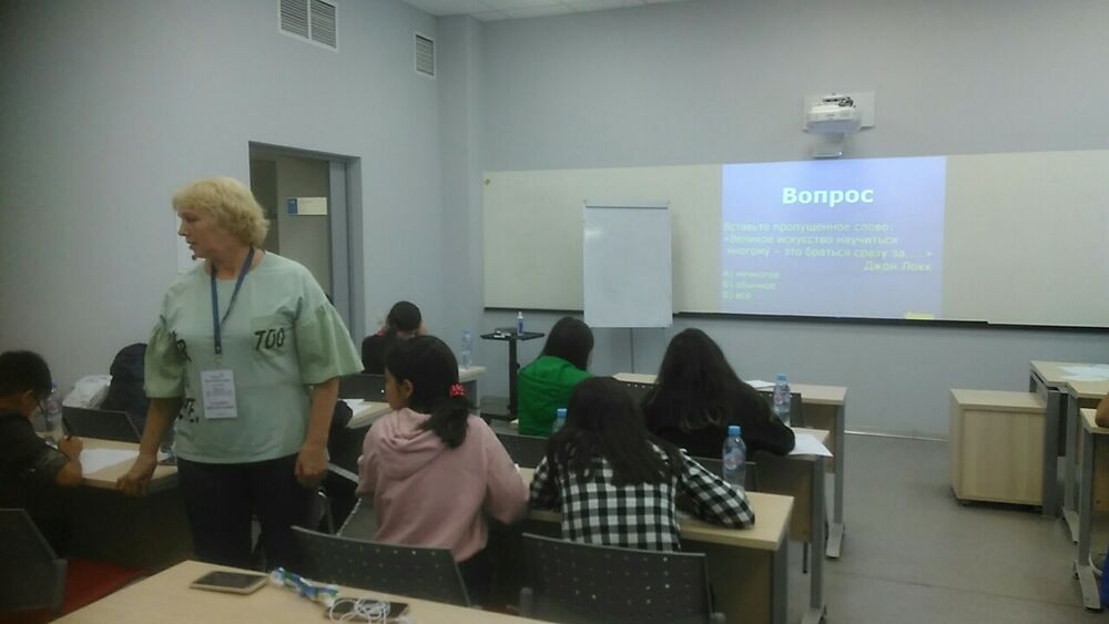 На фотографии обучающиеся Инженерной школы НИТУ МИСИС на занятиях в аудитории