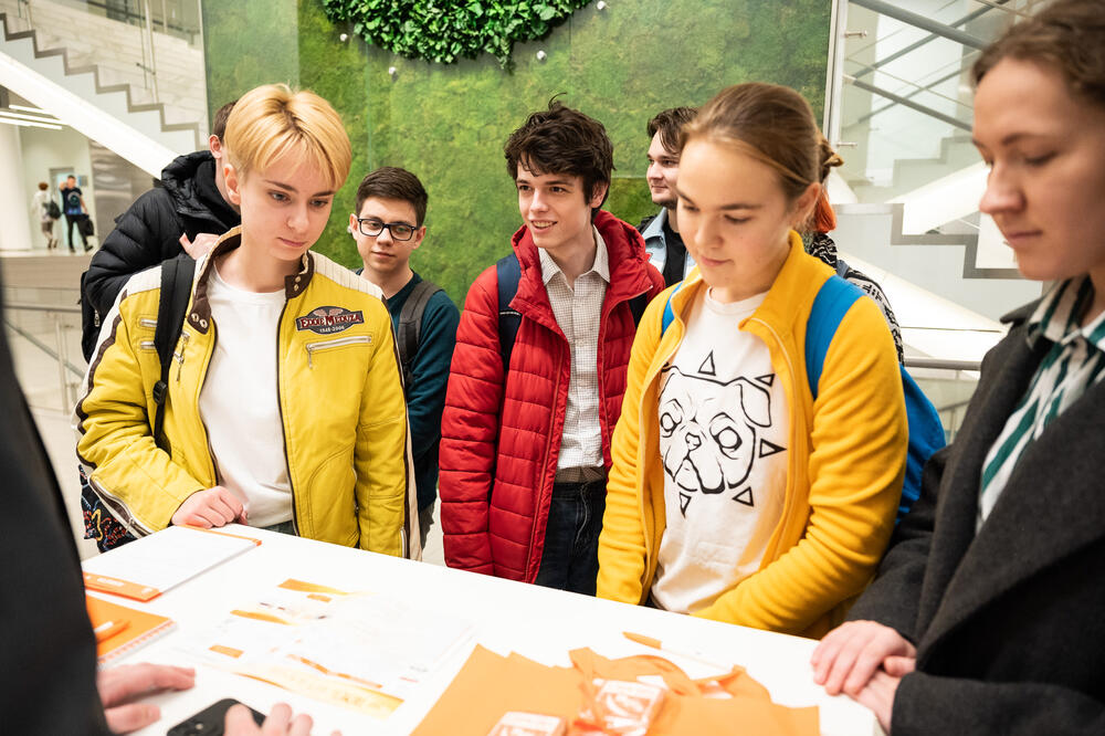 На изображении студенты Университета МИСИС во время ярмарки вакансий