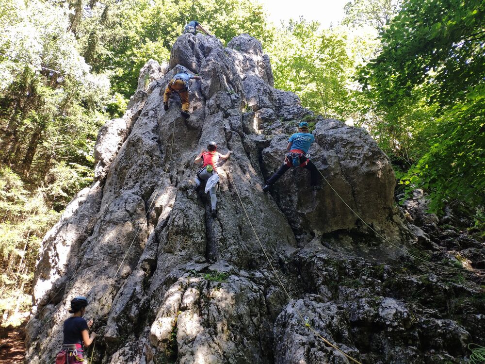 На фотографии члены турклуба заняты альпинизмом