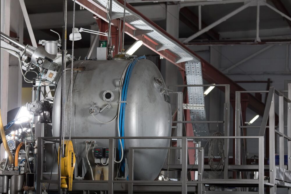 На изображении представлено оборудование Научно-технического центра «Технологии Специальной Металлургии»