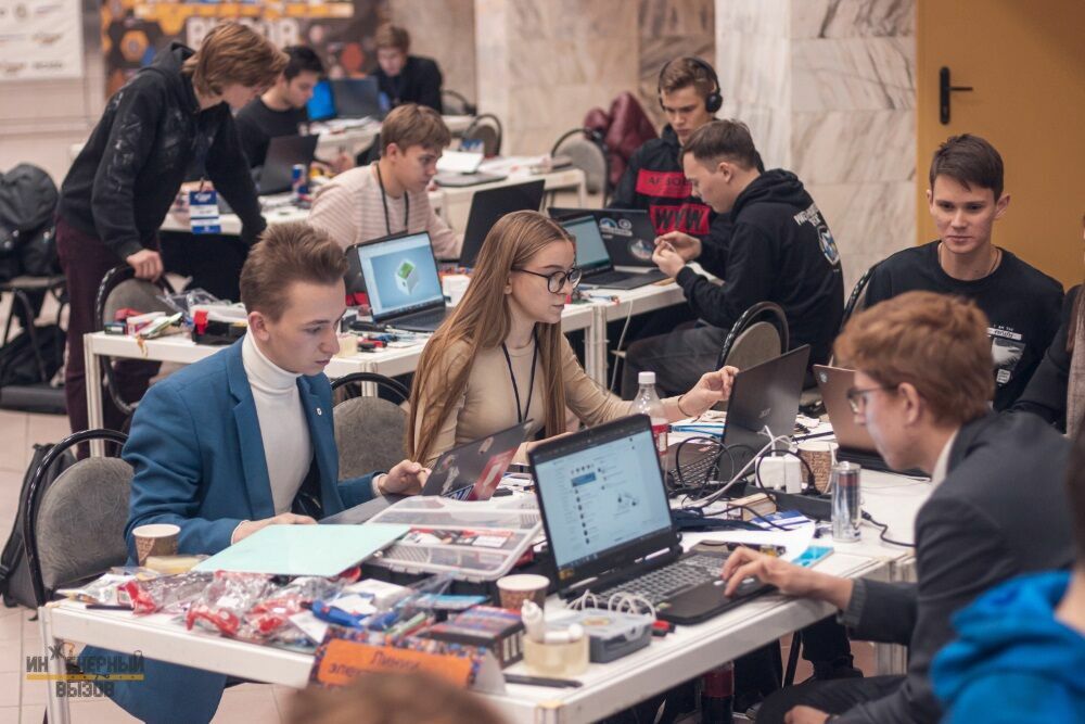 На фотографии члены Клуба проектных инициатив во время кейс-чемпионата