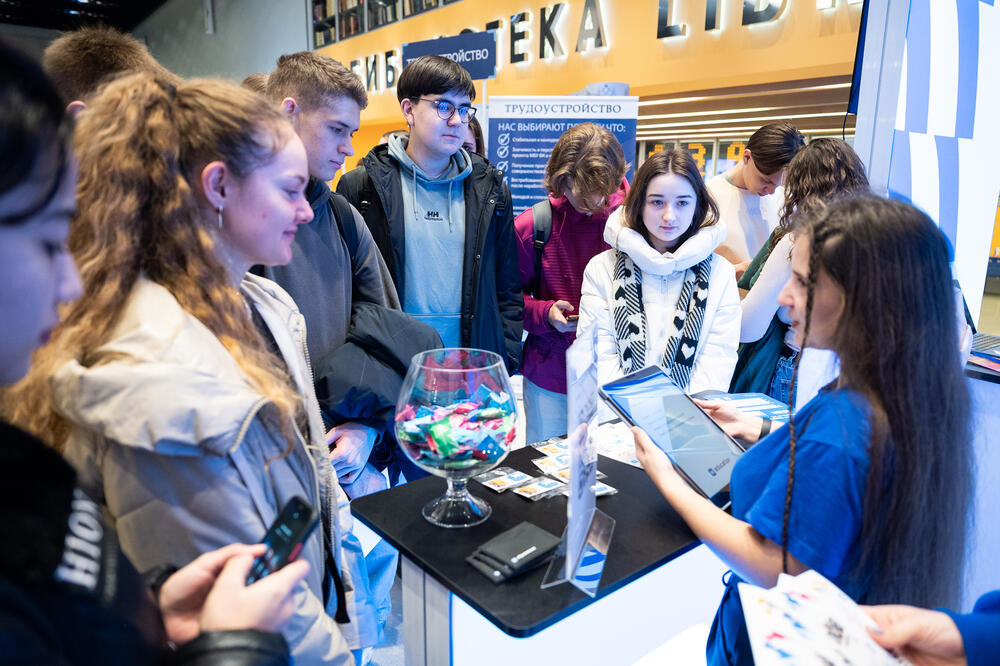 На изображении студенты Университета МИСИС во время ярмарки вакансий