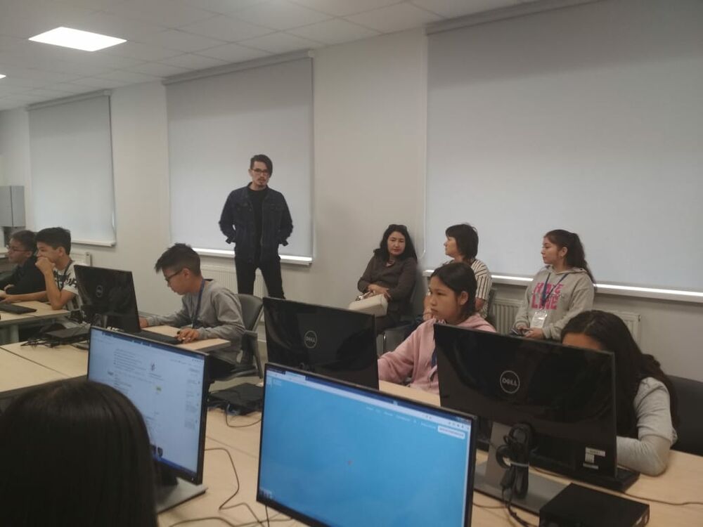 На фотографии обучающиеся Инженерной школы НИТУ МИСИС на занятиях в аудитории