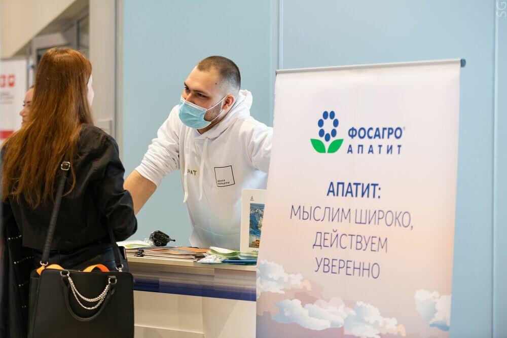 Студенты на ярмарке вакансий