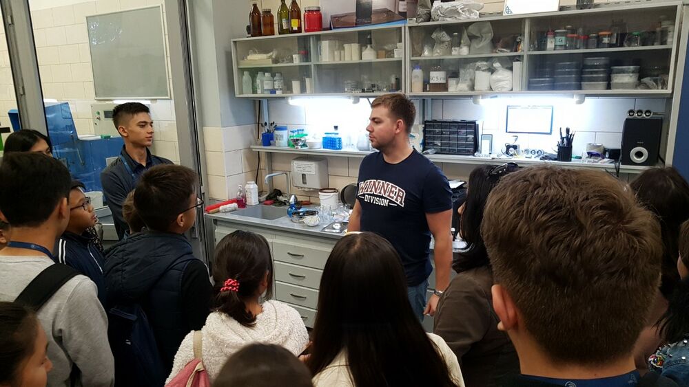 На фотографии обучающиеся Инженерной школы НИТУ МИСИС на занятиях в лаборатории