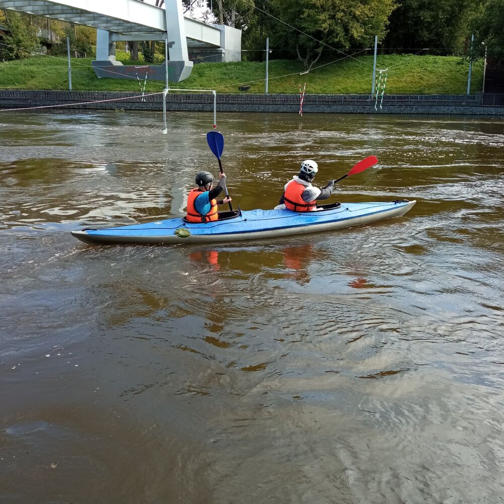 На фотографии члены турклуба плывут на байдарке