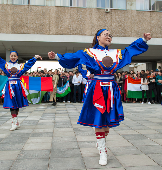 Студенты НИТУ МИСИС исполняют танцы народов России