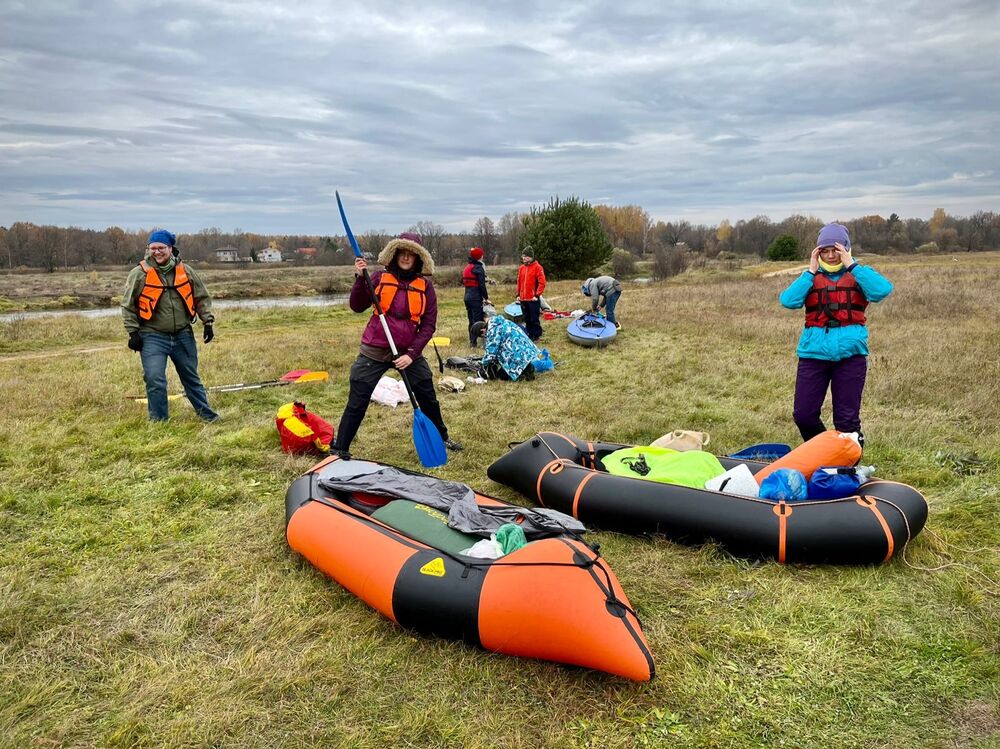 На фотографии члены турклуба во время сплава по реке