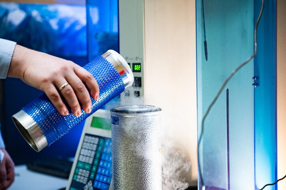 Ученый НИТУ МИСИС проводит эксперимент