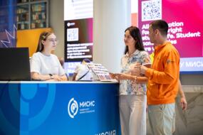 Абитуриенты на Дне открытых дверей НИТУ МИСИС