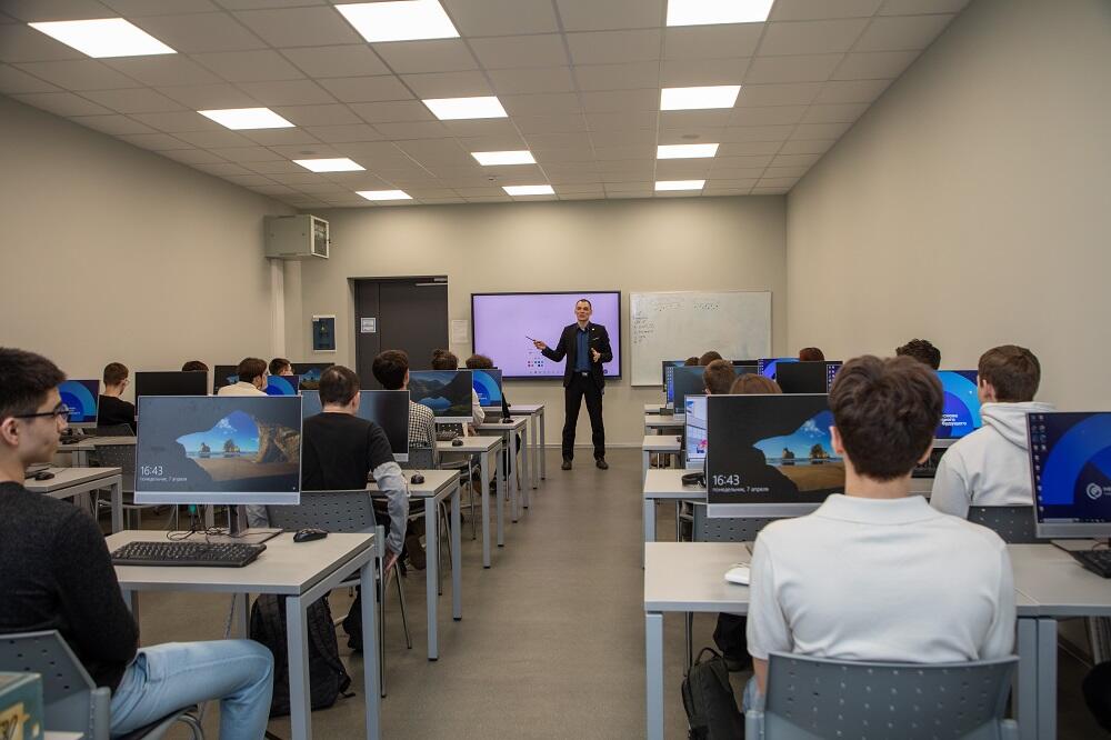 Школьники в НИТУ МИСИС на проекте «ИТ-класс в московской школе»