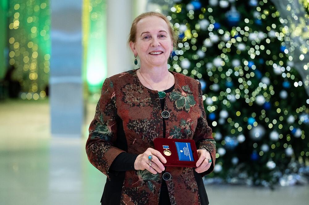 Профессор НИТУ МИСИС Елена Чантурия держит в руках почётный знак и удостоверение о присуждении премии Правительства РФ 2025 года в области науки и техники