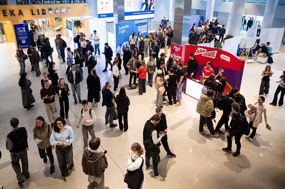 Студенты на весенней Ярмарке вакансий