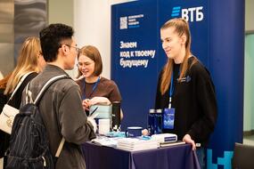 Студенты на весенней Ярмарке вакансий