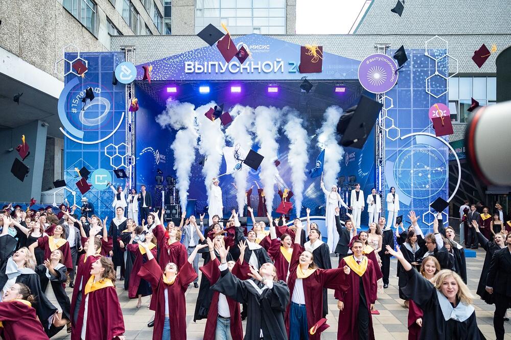 Выпускники подбрасывают конфедератки на выпускном МИСИС 2026