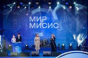 Ректор МИСИС Алевтина Черникова и заместитель министра науки и высшего образования Ольга Петрова поздравляю выпускников 2026